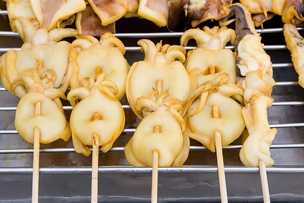 Кальмары на гриле с лимонно-каперсовым соусом и красным перцем