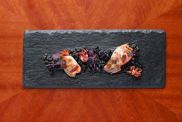 Кальмары с чечевичным ризотто и пудрой из лука-порея