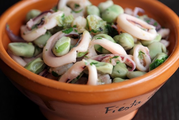 Кальмары с креветками и зеленой фасолью