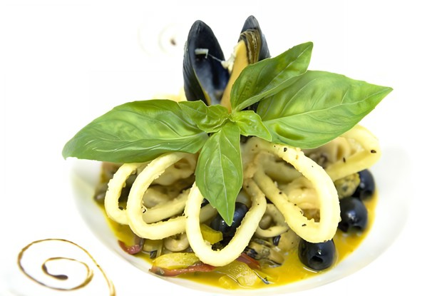 Кальмары с сельдереем, оливками и луком-шалот