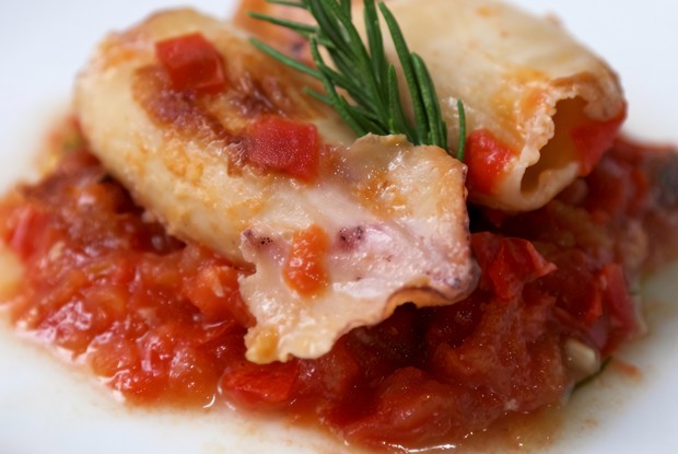 Кальмары, тушеные с помидорами и розмарином