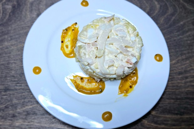 Кальмаровый салат с медово-горчичной заправкой