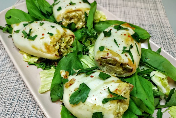 Фаршированные кальмары грибами с сыром