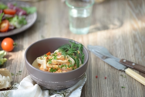 Кальмары в сметане в мультиварке