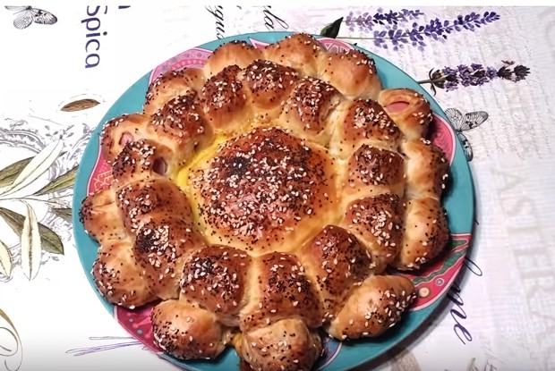 Камамбер в слоеном тесте с сосисками