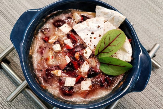 Камамбер, запеченный с черешней