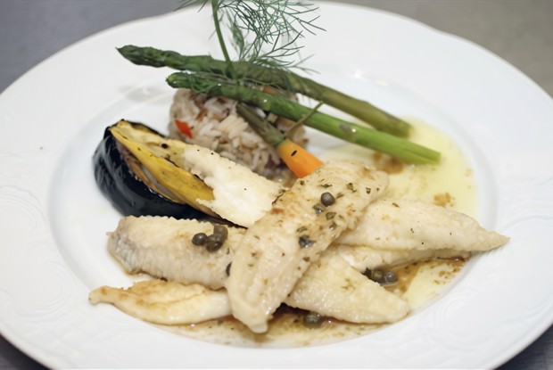 Камбала под соусом из креветок