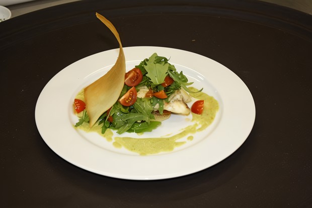 Камбала с картофелем, рукколой, помидорами черри и кремом из спаржи и пастернака