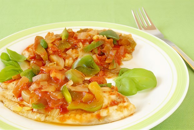 Камбала, тушеная с овощами