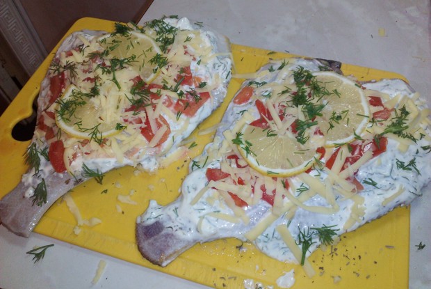 Камбала в духовке с овощами и травами