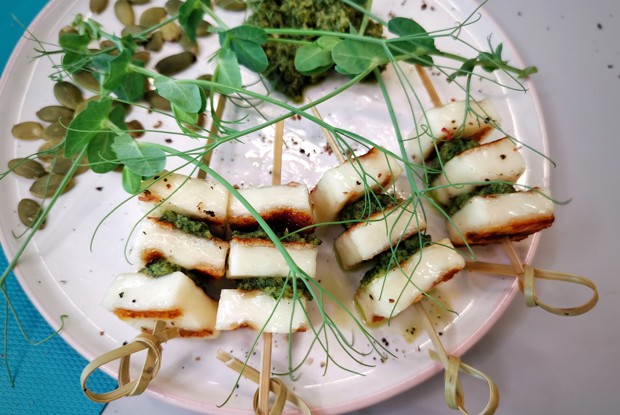 Канапе из сыра халуми с соусом песто
