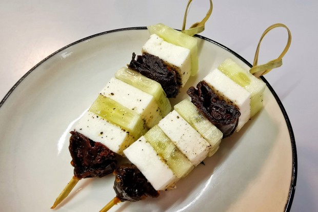 Канапе с адыгейским сыром