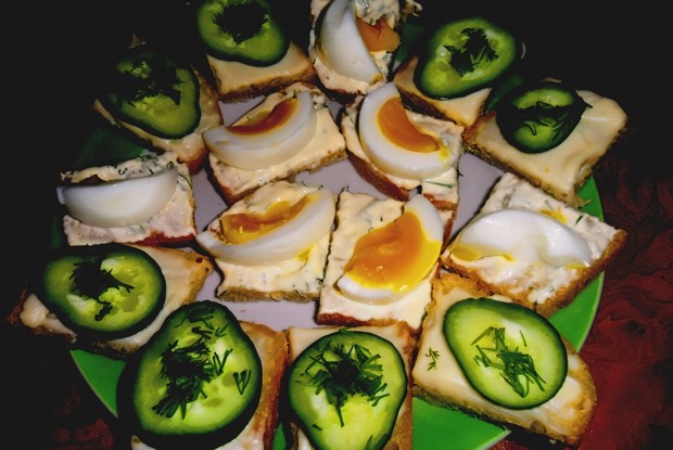 Канапе с чесночным майонезом, яйцом и огурцом