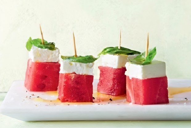 Канапе с фетой, базиликом и арбузом