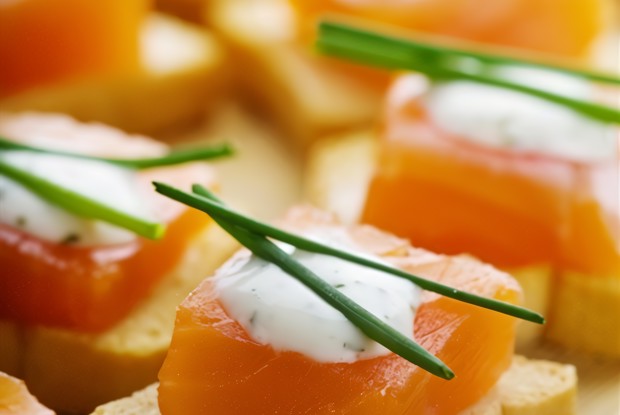 Канапе с копченой форелью или копченым угрем