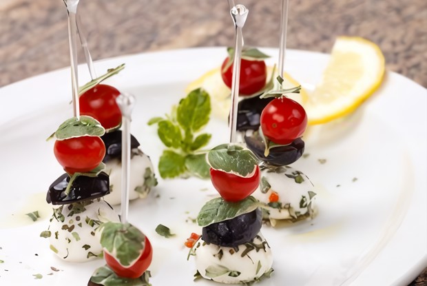 Канапе с маринованной в цитрусовом соке и фенхеле фетой, оливками и мятой