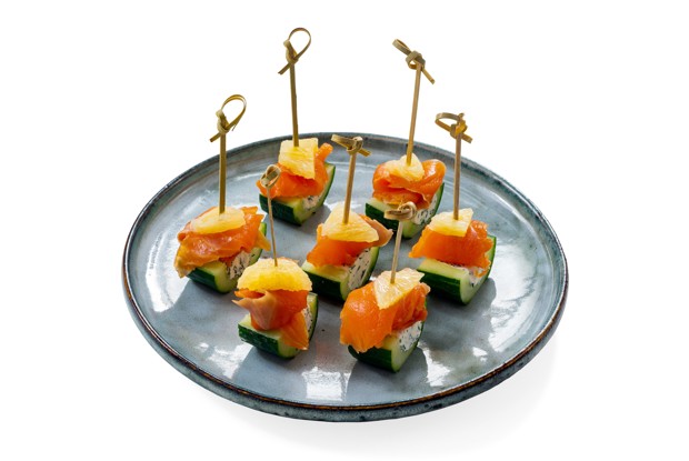 Канапе с огурцом, творожным сыром и красной рыбой