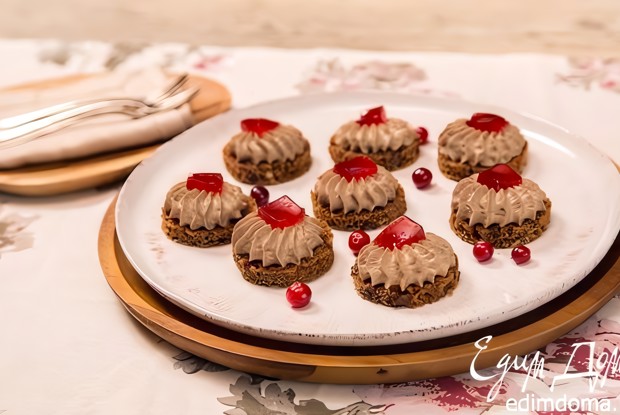 Канапе с паштетом из куриной печени и клюквенным соусом