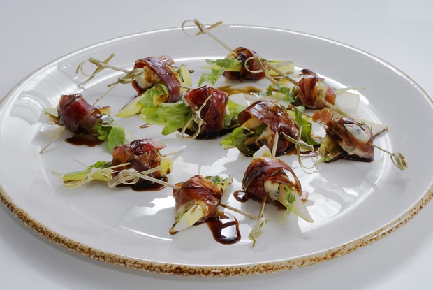 Канапе с прошутто, грушей и сыром с плесенью