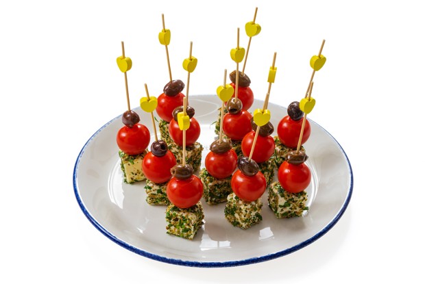 Канапе с пряной фетой и оливками