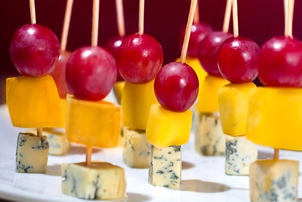 Канапе с сыром дор-блю, виноградом и манго