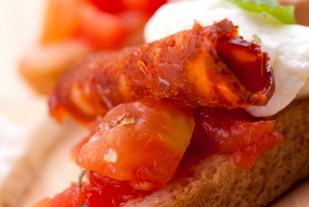 Канапе с сыром, помидором и беконом