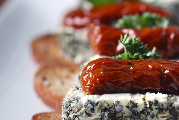 Канапе с сыром рикотта и запеченными томатами