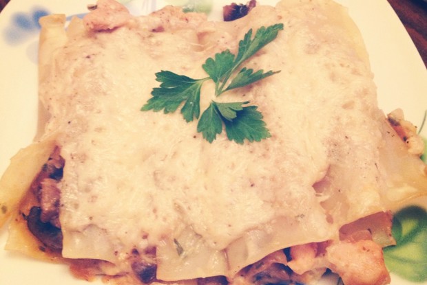 Каннеллони фаршированные курицей и грибами под соусом бешамель