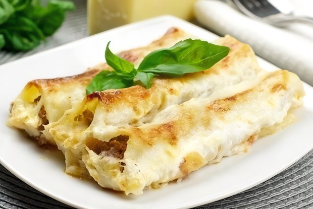 Каннеллони, начиненные фаршем, под соусом бешамель