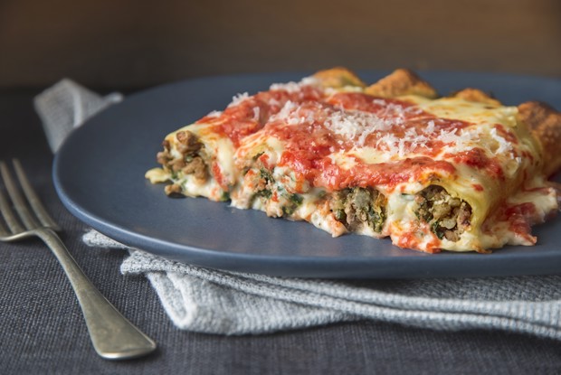 Каннеллони с белой мясной начинкой  под красным соусом