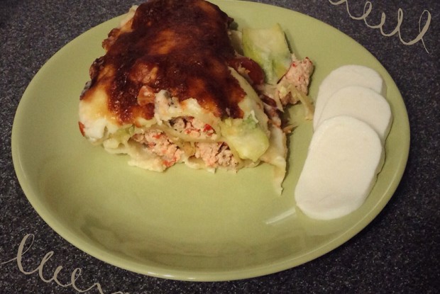 Каннеллони с начинкой из курицы и перца, с кабачком и помидорами