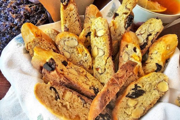 Кантуччи с миндалем и цукатами