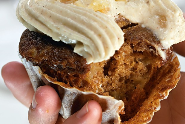 Капкейк с яблоком, специями и кремом из «Филадельфии» с корицей