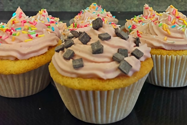 Капкейки с клубничной начинкой