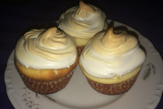 Капкейки с лимонным курдом и меренгой