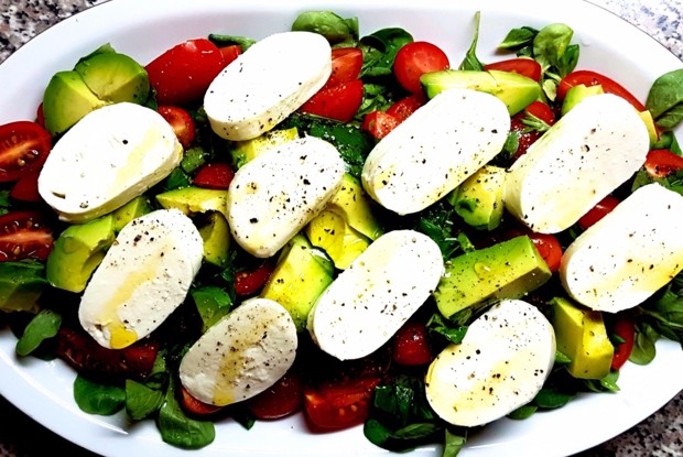 Капрезе с корном и авокадо