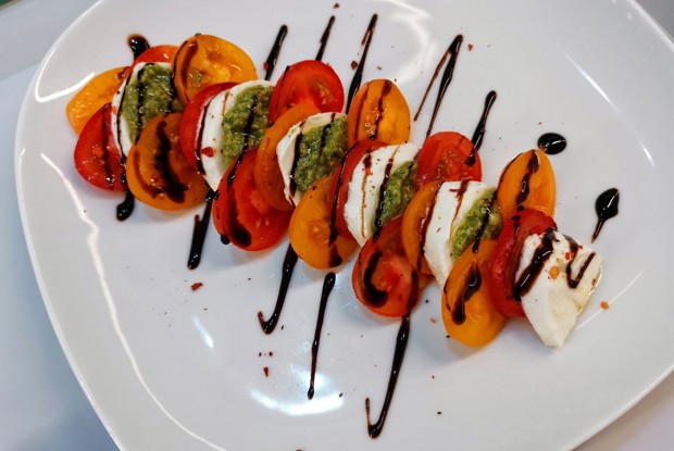 Капрезе с разноцветными помидорами