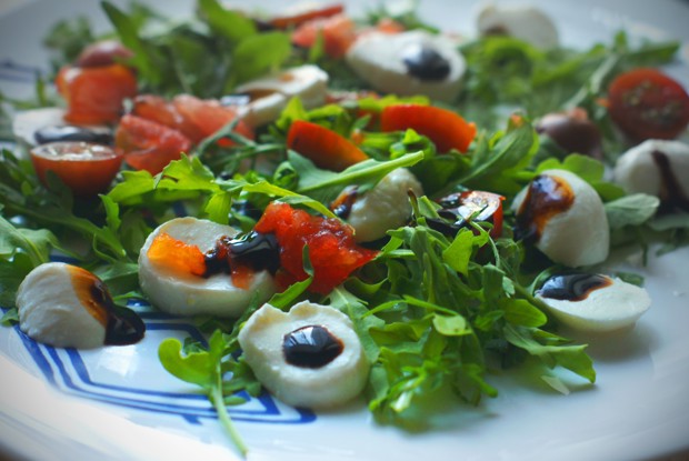 Капрезе с руколой и вялеными помидорами