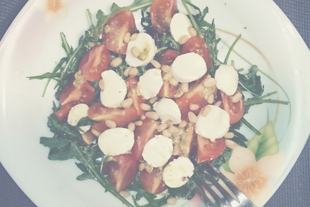 Капрезе с рукколой, песто и кедровыми орешками