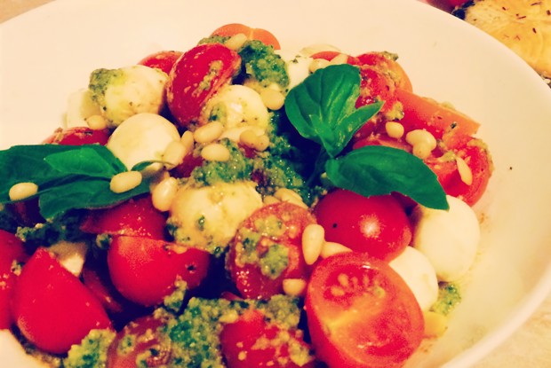 Капрезе с шариками моцареллы и соусом песто