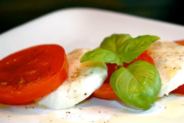 Капрезе с соусом песто