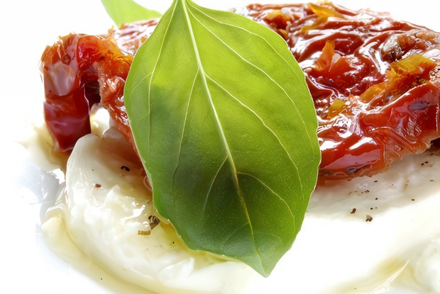 Капрезе с вялеными томатами и песто