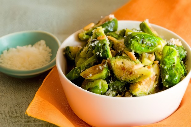 Капуста брюссельская с сельдереем в молочном соусе