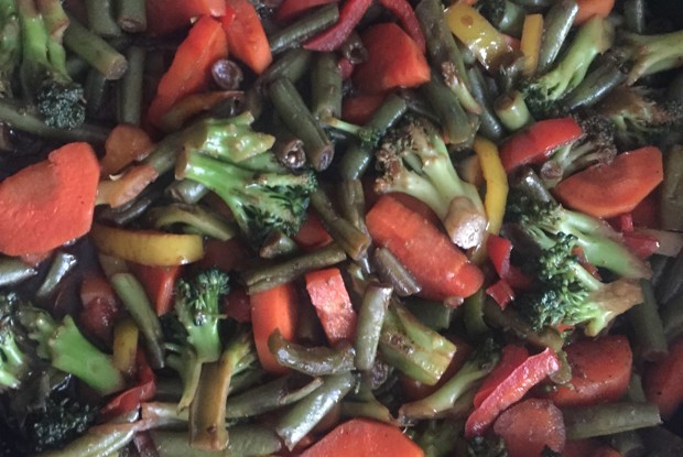Капуста брокколи и стручковая фасоль тушеные в чесночно-соевом соусе