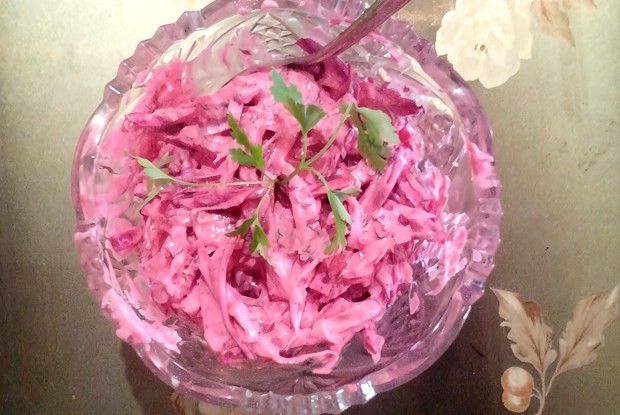 Капуста со сметаной, укропом, зеленым луком и свеклой
