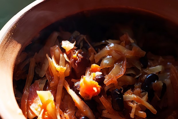 Капуста, свекла, тыква и фасоль, томленые в горшочке