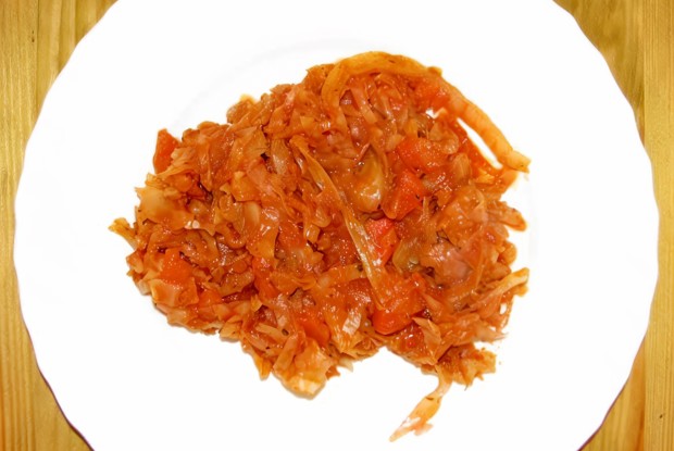 Капуста, тушеная с томатом и грудинкой