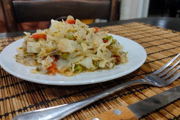 Капуста, тушенная с помидором, перцем и молодым горошком