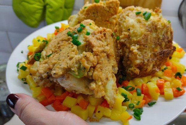 Капуста в панировке на подушке из овощей