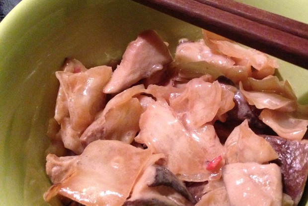 Капуста, жаренная в воке с грибами, рыбным соусом и кокосовым молоком